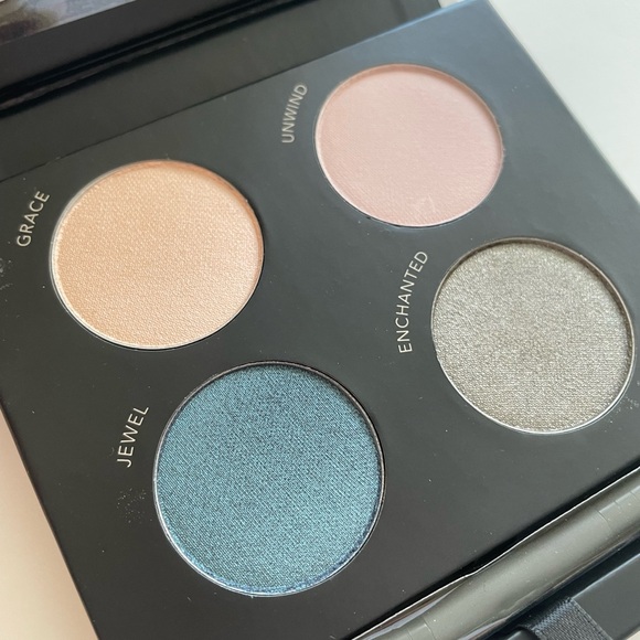 NWT Savvy Minerals Young Living Royal Winter Shadow Essentials Eyeshadow Palette - Picture 4 of 8